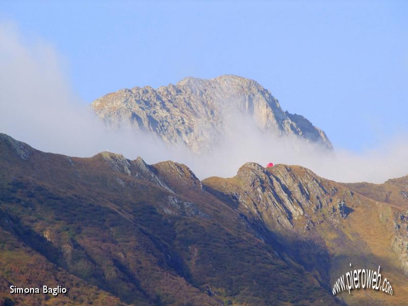 04 Il Bivacco Frattini ed il Monte Grabiasca.jpg